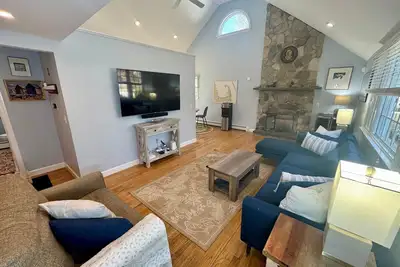 Image de Enjoy the charm of this Cape Cod getaway; coastal elegance meets modern comfort and tranquility.