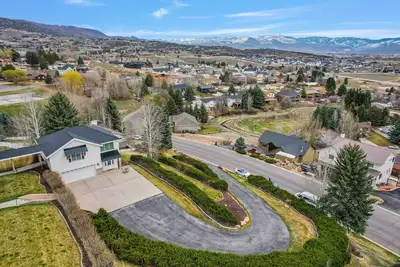 Image de New! Cottage on the Hill, Sleeps 6, Incredible Views, Garage, Office, Gym