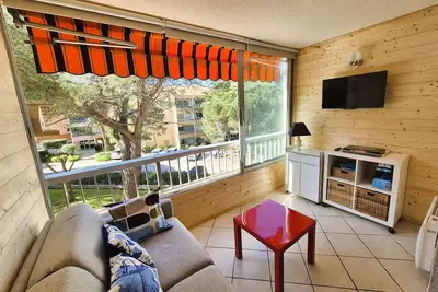Image de Charmant studio, 3 couchages, lumineux, 500 m de la plage et des commerces. . .