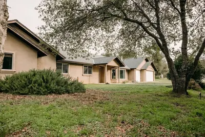 Image de 50 miles to Yosemite - The Granite Retreat\n4-bedroom house with WiFi, Ac