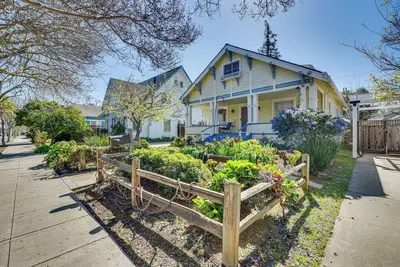 Image de 6 Blocks to Sjsu: Cozy Bungalow w/ Deck & Koi Pond