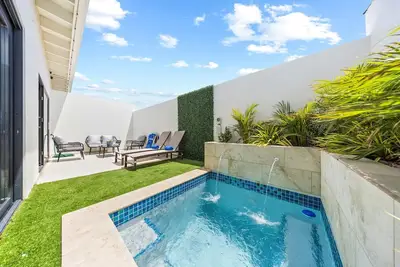 Image de Calm & Cozy 2-Bedroom Island Retreat at Ponton Paradise 2 by Bocobay