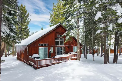 Image de Pinewood Lodge by AvantStay | Cozy Cabin Near Ski Resorts & Hiking