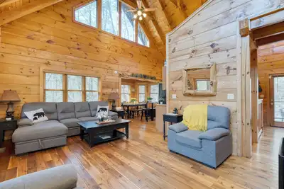Image de Private Hot Tub + Game Room + Grill Deck | Near Trails | Four Bears Lodge
