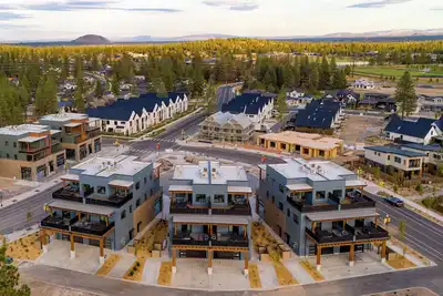 Image de Sleeps 40! 8 Modern Units/20 BDRs w/ Deck+Hot Tub, 10mins to Downtown & Old Bend