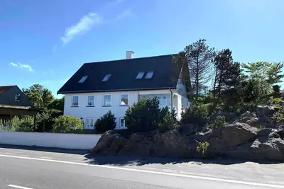 Image de Idyllic cliffside villa with stunning.