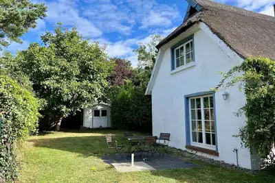 Image de Vacation home Urlaubshus with thatched roof in the seaside resort Born