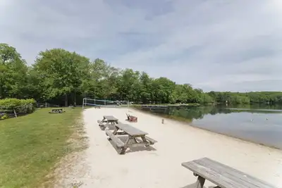 Image de 4 Br Cozy Cabin Sleeps 8 Pool Table Arcade Beach