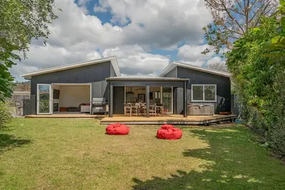 Image de Modern home, north facing, short walk to the beach