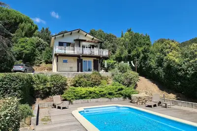 Image de Maison avec piscine dans un environnement d'exception