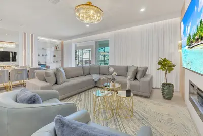 Image de Spectacular 10 Bed Pool Home with Game Room-16284s