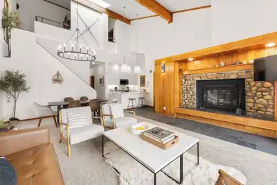 Image de Top Floor Condo with Gorgeous Mountain Views, 5 Min Drive to Ski Village!