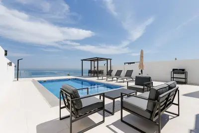 Image de 4br Villa with Arabian Gulf, Mountain, Community Views and Heated Pool