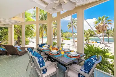 Kai Kotch: 2-Level Beach House on Bio Bay w/Free Kayaks & Communal Pool; Walk to the Rum Point Club