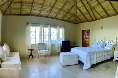 Image de Spacious Oceanview Home: The Perfect Venue for Special Events & Large Groups