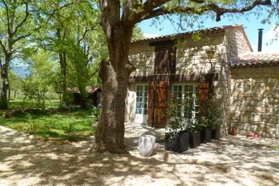 Image de Les Echarmeaux gîte dans mas en pierre sur un terrain 2 hectares
