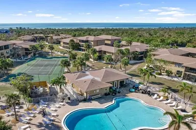 Image de Home away from Home with a pool, pickleball and breathtaking Beach Sunsets