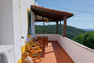 Image de Maison à la Colline • Vues • Jardin • Piscine