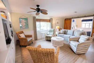 Image de Luxury Beach Home - 5 Min Walk to Pristine Shores of Anna Maria Island - Great f