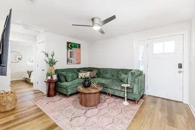 Image de New Lake Hollingsworth flat w 2 Br/1 Bath. Picnic area and Private Patio Unit B