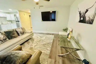 Image de Charming 3-bedroom- 2 bathroom house, by JetBlue Park.