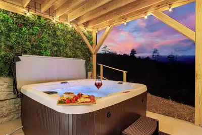 Image de Near Avl-New Home-Hgtv inspired design-Mtn views-Steam Sauna-Hot Tub-Game room