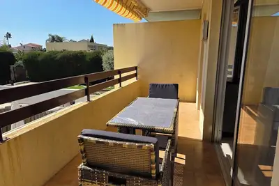 Image de studio meublé, avec parking, tous commerces à proximité, plage 15mn à pied
