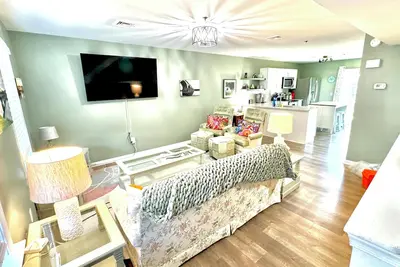 Image de Charming 2-bedroom, 2. 5 bath townhome, private garage, off street parking