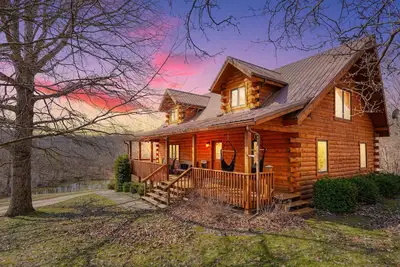 Image de Cozy 2-bedroom cabin. Private and wooded setting, WiFi, Pond & Hot Tub