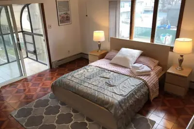 Image de Spacious 7 Bed, 3 Bath spanning two separate floors. Close To Nyc 30 day minimum