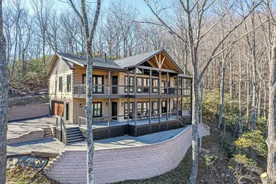 Image de Luxury log cabin with mountain & lake views - hot tub, mini-pickleball, and more