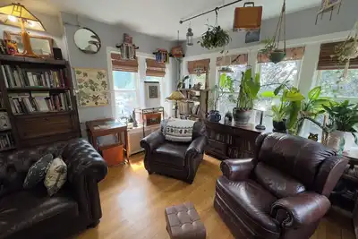 Image de Tranquil Library near Brown Line 2 bed 1 bath vintage private unit @ Solar Lodge