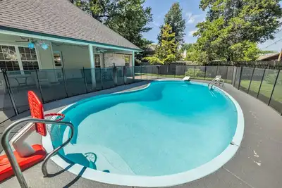 Image de Fenced in Pool-Jacuzzi Tub-Walk to Dining & Shopping-Garage Parking-Gym