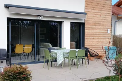 Image de Maison récente tout près du bord du Lac d'Annecy avec terrasse et jardin privé