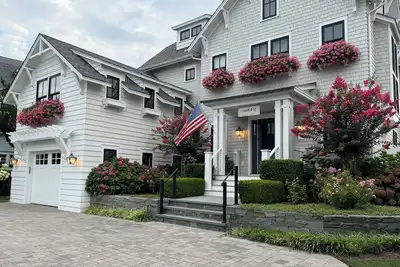 Image de Avalon \nBay Front Home with pool, deck and dock. Spacious 5-bedroom, 4. 5 bath