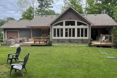 Image de 5 min walk to the beaches of Georgian Bay\nFamily fun cottage, pool table