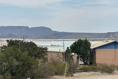 Image de The Happy Place Ii @ the Butte with a lake view.