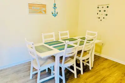 Image de Beautiful 1 Block from Beach- 2 Parking spots! ! Free Beach Badges, Washer Dryer