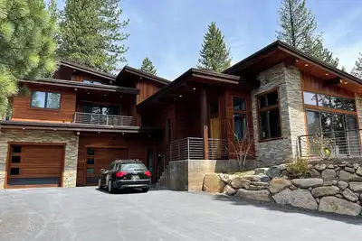 Image de Modern 4-bed Home in Gray's Truckee Monthly Rental or Ski Lease