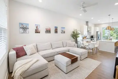 Image de Elegant 2br/2ba Luxury Townhome Near Grant Park – Prime Location & Comfort!