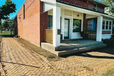 Image de Historic Huntington Grocery Hot Tub Getaway