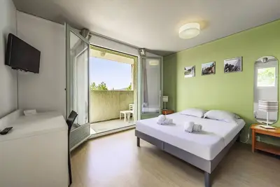 Image de 2 Chambres + Coin Nuit Classique 2 Adultes et 1 Enfant Terrasse