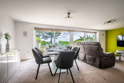 Image de Ocean views, peace and quiet in this homely flat
