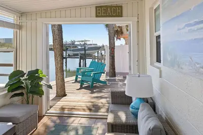 Image de Charming Waterfront 2-bedroom house close to all Indian Rocks Beach has to offer