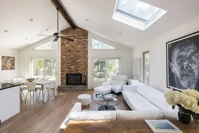 Image de Modern, light-filled home steps from Sammy's Beach