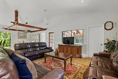 Image de 4-bedroom/2 bath house with 5 beds \"Garden Of Eden\"
