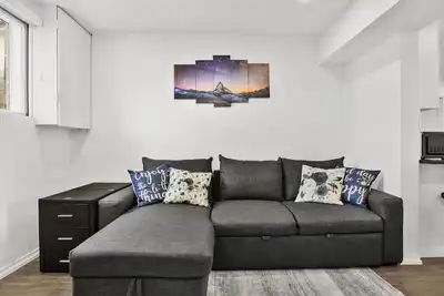 Image de Newly Renovated Basement Suite W/ Remote Workspace/ Shower Tower/ Downtown