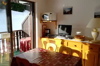Image de Appartement 'Les 3 Lys - 25 M² - Le Praz De Lys' avec vue sur la montagne, jardin partagé et balcon