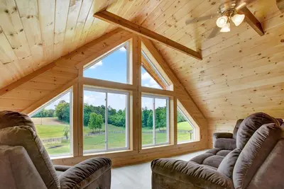Image de Private Farm Setting w\/ 7-bedroom cabin & pond, Plus 3 acres of yard space