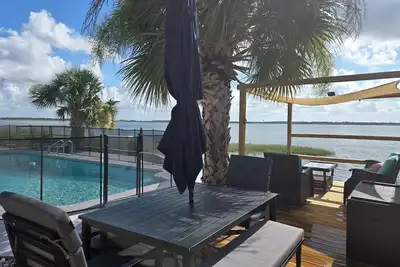 Image de Nature Lover's Lake/Pool Home w/ Sunrise Views! Sleeps 10 - 7 Beds